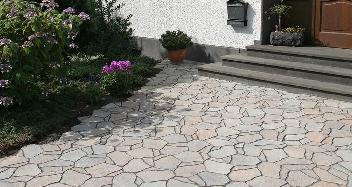 Betonová zámková dlažba POLIGONO kvalitna_dlazba_s_modernym_usporiadanim_kde_nie_je_mozne_rozpoznat_konkretny_vzor_ulozenia_91dc1fff97e8f468.jpg