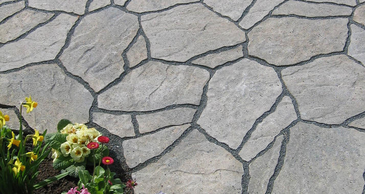 Betonová zámková dlažba POLIGONO perfektna_kombinacia_prirodzeneho_vzhladu_stiepany_kamen_a_technickych_vyhod_4301952ddcb7827a (1).jpg