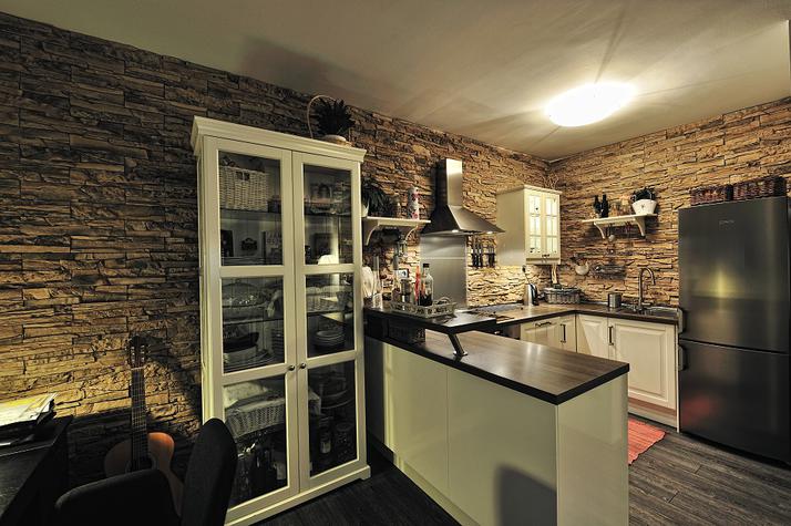 03 Skala Laugaricio hnedooranzovy.jpg