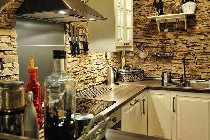 05 Skala Laugaricio hnedooranzovy.jpg